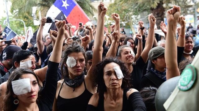 myjeonlvs's tweet photo. dar un RT no cuesta nada, recuerden que latam solo tienen a latam, a nadie más, no les cuesta NADA difundir, todos podemos ayudar así no seas de chile aportas algo compartiendo información. por favor ¡ayuden!

#ChileanLivesMatter #ChileEsLatam https://t.co/z78K4JLPC5
