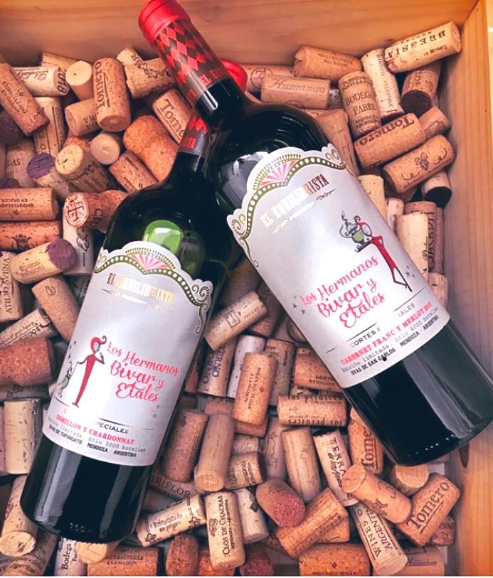 TrifectaWines's tweet photo. Aquí lo nuevo de @ElEquilibristaW 
Los Hermanos Bivar y Etales! Dos blends: blanco de Semillón y Chardonnay y tinto de Cabernet Franc y Merlot.
No te vamos a contar más porque muy pronto vas a poder preguntarle a @juanubaldini todo sobre sus vinos!⁣
Atenti a las redes! https://t.co/DkYoWsU8Ap