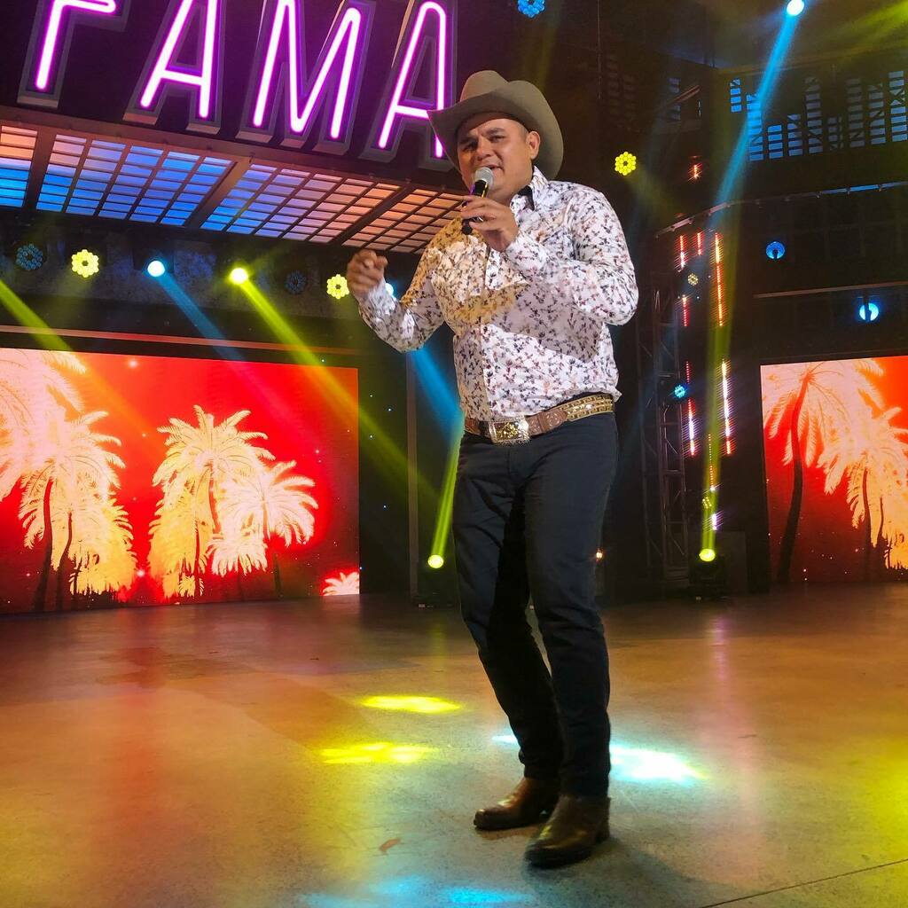 TQFfans's tweet photo. El Charritomontapperros como dice @_lachupitos 😂 casi le quita la silla de inmunidad a Filifu
#TodosQuierenFama #ObservoQue #RogerGonzalez https://t.co/gh8hhfVbkO https://t.co/tJSFskLO8h