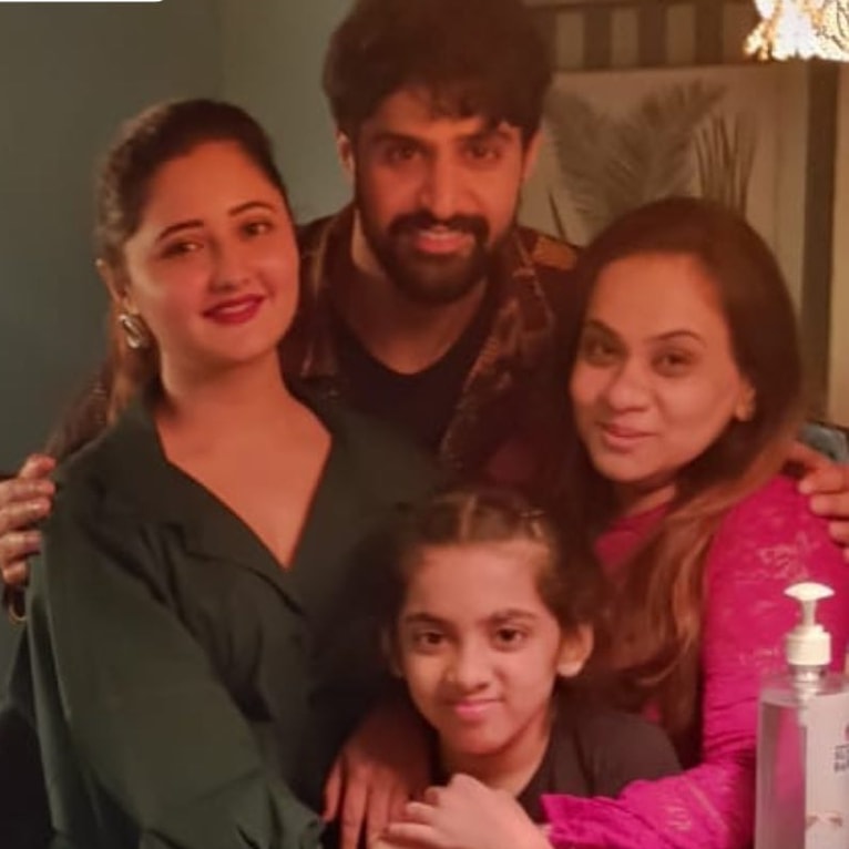 Unicorn_Suzzz's tweet image. Cutieeess🥺💕
We're sooo excited for this😭❤❤❤
#tandoor 
#wrapupparty 
#RashamiDesai 
#tanujvirwani 
#TaRash 
#RashNuj 
#film 

@TheRashamiDesai
@TanujVirwani