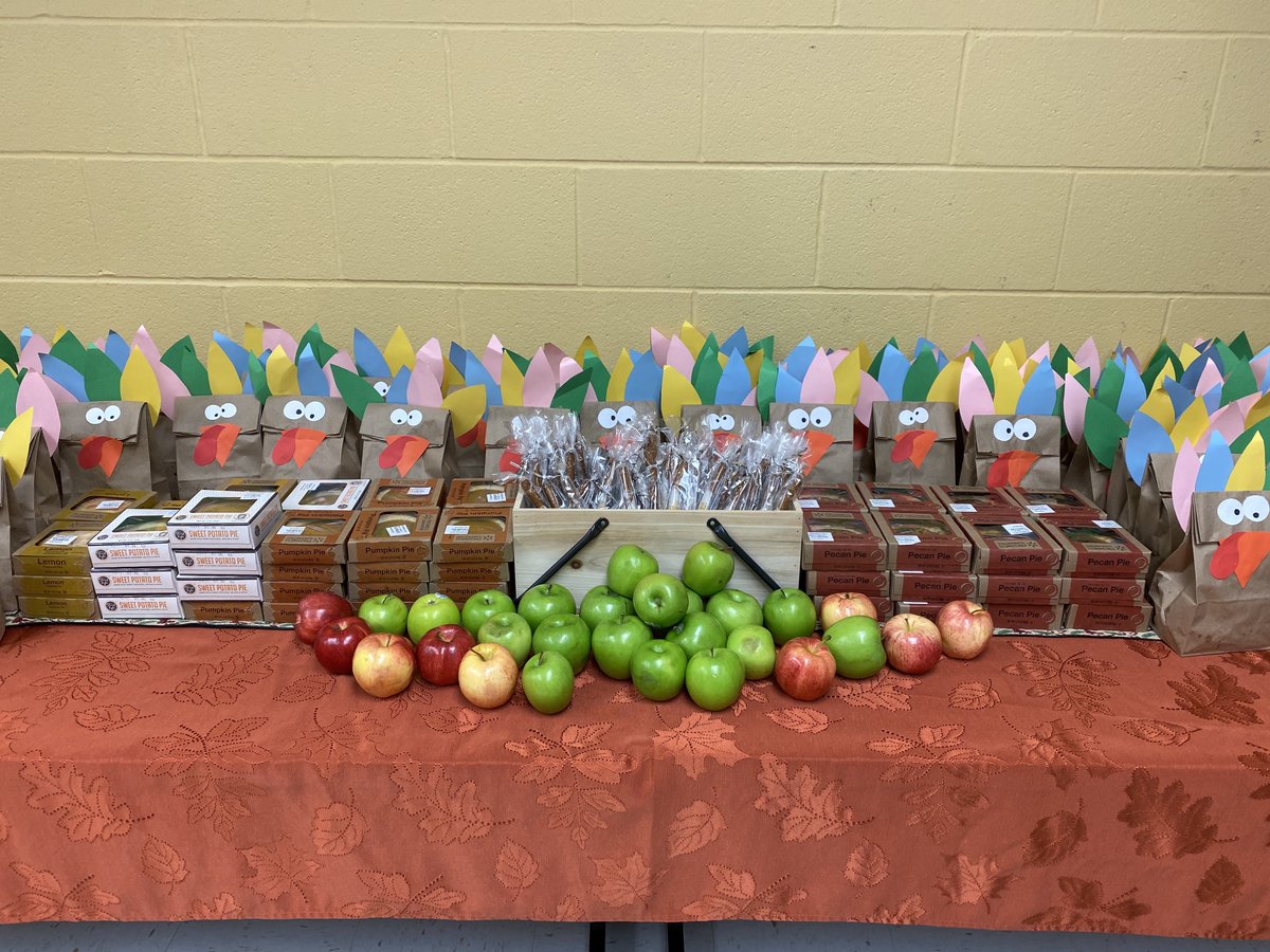 Look at these yummy treats from the greatest admin in Northside!  The pecan pie made a great dessert.  Probably should of had an apple:). Thanks Mig and Virginia.❤️<a href="/NISDSteubing/">Steubing Elementary</a> @vparker1993 <a href="/migdaliagpowers/">Migdalia Powers</a>
