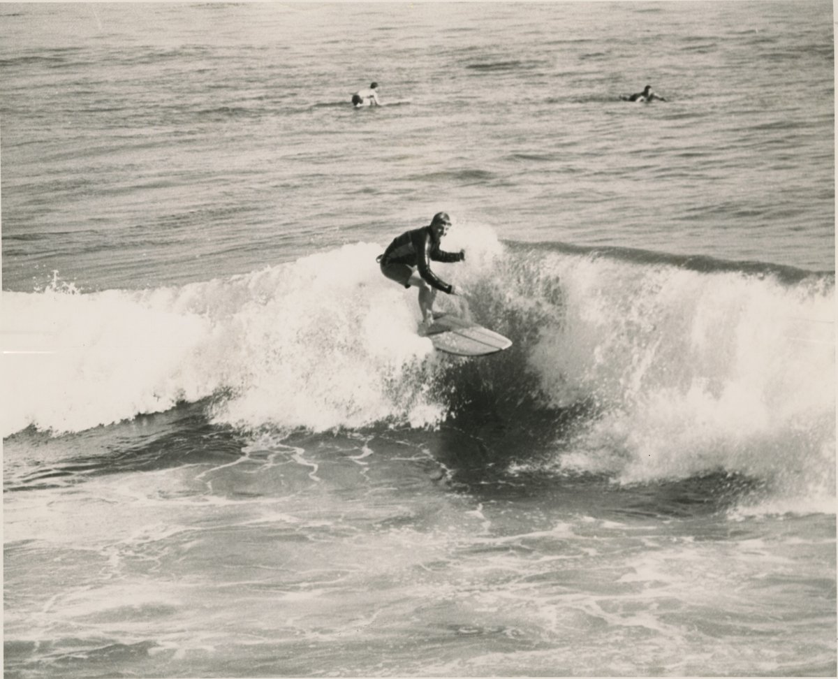 santacruzmah's tweet image. #HistoryFunFact! Did you know that Santa Cruz is the birthplace of wetsuits? Hugh Brander invented the essential garment back in 1952 and its been a staple worn by surfers and swimmers alike in Santa Cruz's chilly waters.🏄🌊
#SantaCruzHistory
#SantaCruzMAH
#MuseumofArtandHistory