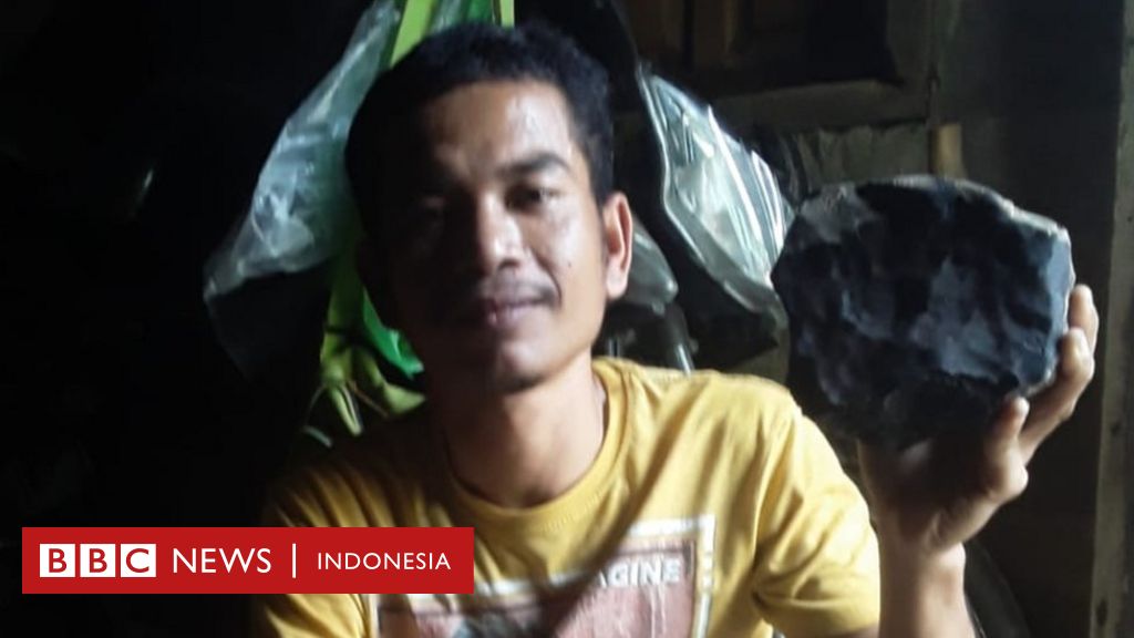 BBCIndonesia's tweet photo. Kisah Josua Hutagalung, penemu batu meteor asal Sumatera Utara. "Saya jual Rp200 juta, ternyata harganya Rp26 miliar". https://t.co/RsE9L4VlAv https://t.co/VSVdkORP2m
