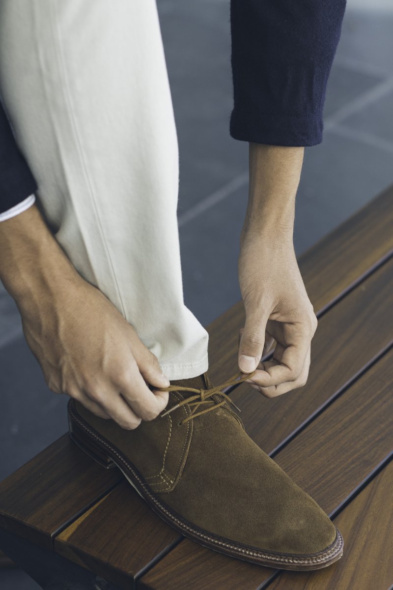SilverDeerStore's tweet image. Pocas opciones de calzado son tan versátiles como las botas Chukka Snuff Suede de Alden. Su cara externa de ante suave y sin forro es fresca para usarse en días calurosos y al mismo tiempo lo suficientemente abrigadora para cuando la temperatura baja. 
bit.ly/3nvzPjQ