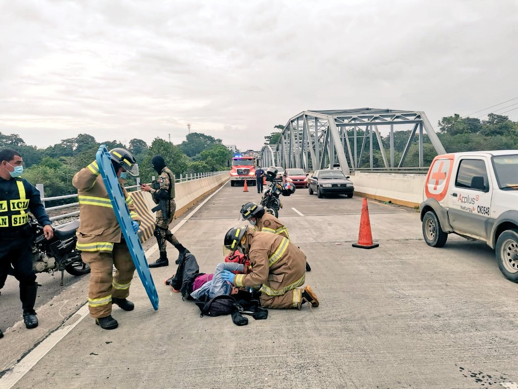 #Chiriquí | Motorizado choca contra objeto fijo a la altura de San Isidro, vía a Bugaba. Herido es trasladado a centro médico por ambulancia del <a href="/senafrontpanama/">SENAFRONT PANAMÁ</a> #CamisasRojas #CentinelasDeLaPatria #UnidosLoHacemos