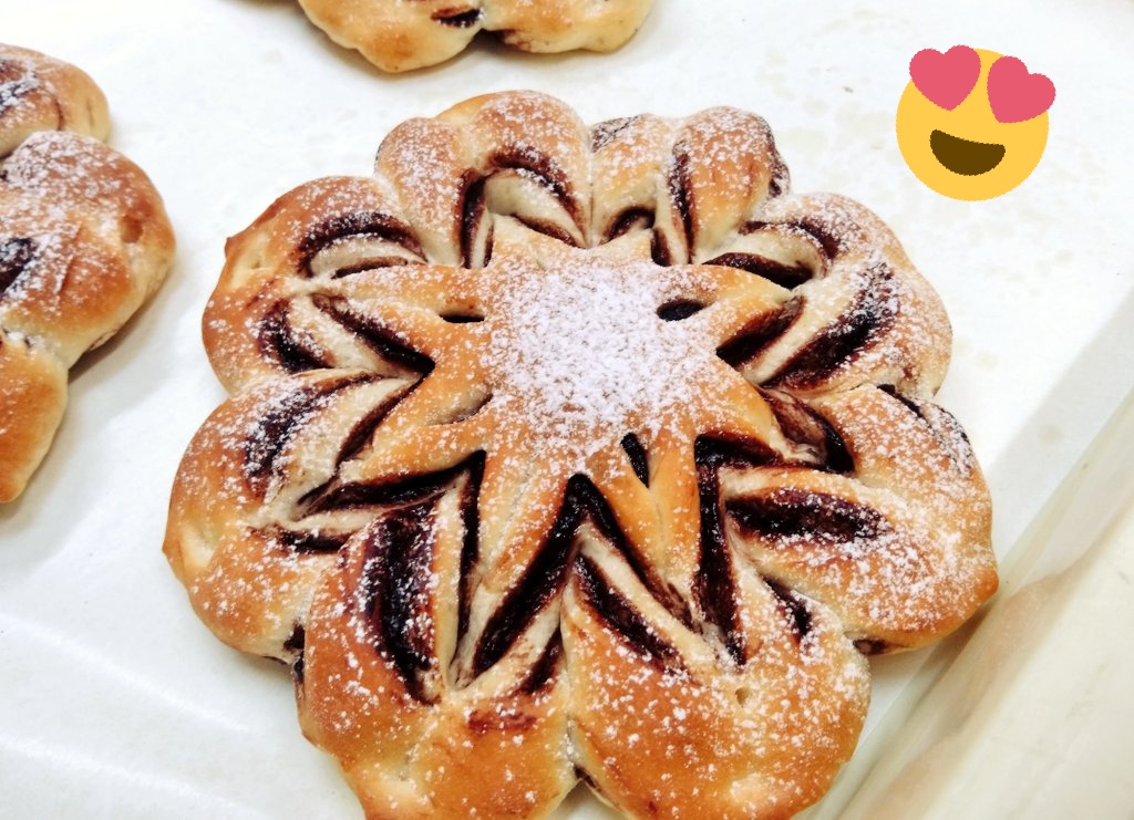Komugi_Ozisan's tweet photo. クリスマスっぽいかと言われたら
何とも言えない部分はありますが…(;￢_￢)笑

それぞれ思いは沢山込めたつもりです！！
作って終わりじゃないのでここから大事！！

#パン作り
#クリスマスパン
#2020Version https://t.co/m1zEVx1Rqh