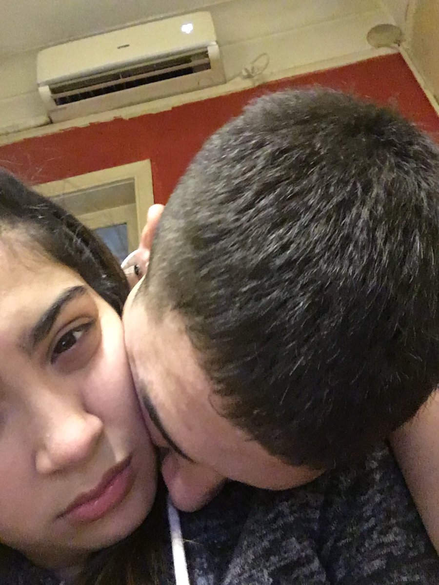 beeluramoss's tweet photo. A veces bien, a veces mal, a veces con ganas de matarnos y otras llenos de amor. Pero siempre remandola juntos y nunca dejando que ninguno este mal. Mi novio, mi amigo, mi mundo. Nunca me sueltes que aunque pasemos por altibajos todos los dias te amo un poco mas.
@jezieljjh https://t.co/Gdl5evF45c