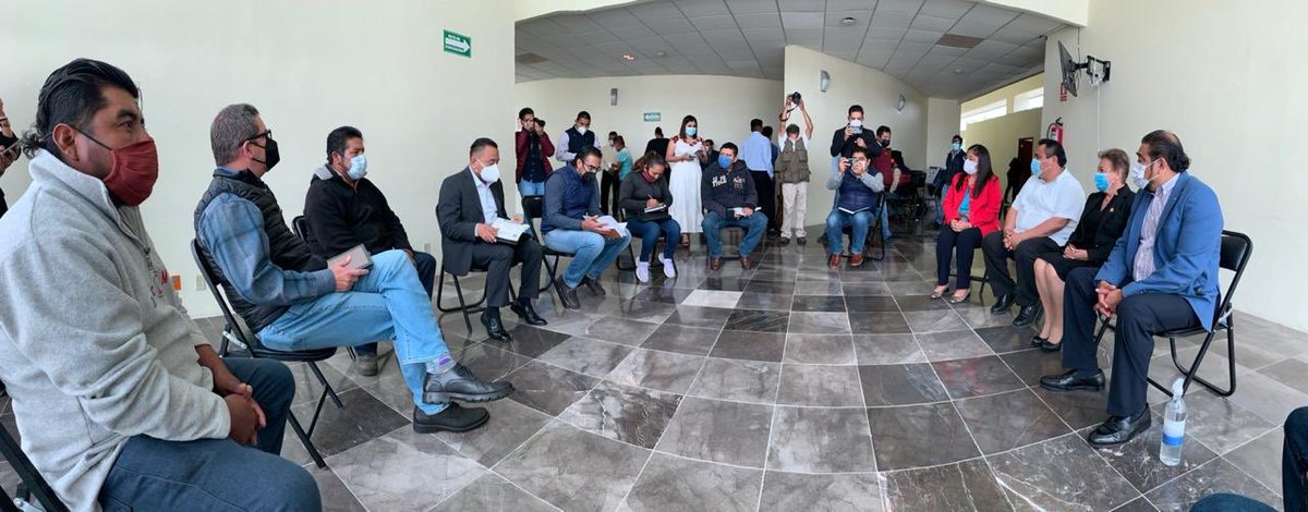 Ambiente_GobOax's tweet photo. En seguimiento a la atención a #CONIMER por parte de @GobOax a través de @segego_goboax, la #Semaedeso asistió a la reunión con diputados del @CongresoOaxLXIV, para escuchar los planteamientos que se hicieron respecto a la Ley para la Prevención y Gestión Integral de Residuos. https://t.co/Wi6ABUFTl0