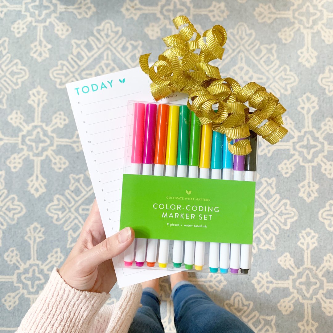 Looking for the perfect gift for the gals on your list? Pair the Daily Planner Notepad with Color Coding Markers for a gift that keeps giving all year long! 😍✨