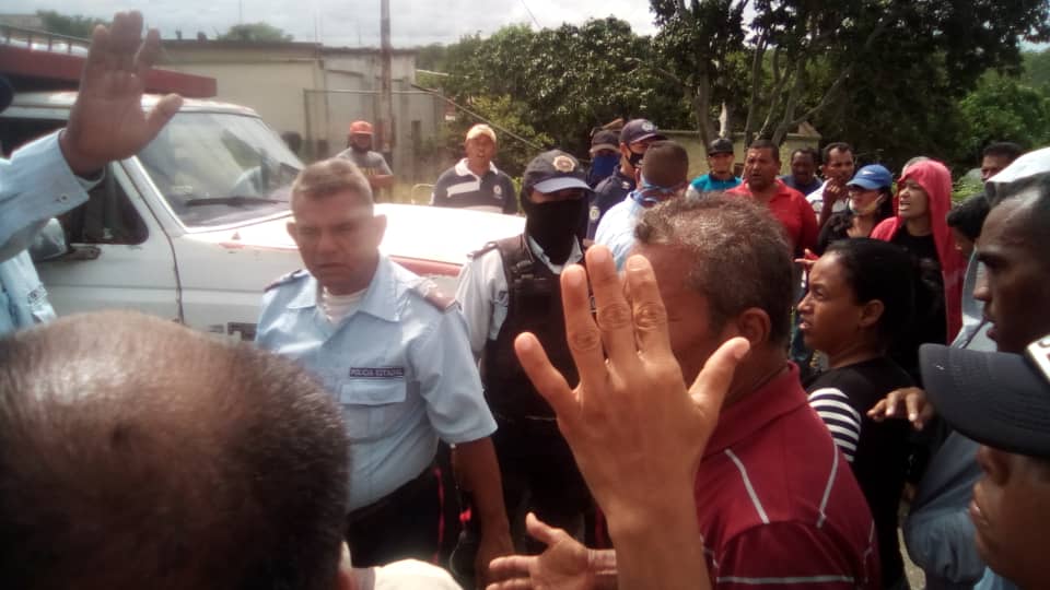 infocaquetio's tweet photo. Pasó en #Guamacho municipio Piritu #Falcón el #17Nov. Habitantes trancaron la carretera nacional Morón-Coro en protesta por la falta de gas doméstico desde hace cinco meses, situación que enfrentan muchos municipios. Gráficas enviadas a whatsapp de @infocaquetio 0414 6086755 https://t.co/3IS9GOpUwq