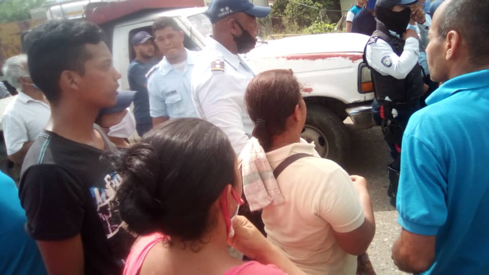 infocaquetio's tweet photo. Pasó en #Guamacho municipio Piritu #Falcón el #17Nov. Habitantes trancaron la carretera nacional Morón-Coro en protesta por la falta de gas doméstico desde hace cinco meses, situación que enfrentan muchos municipios. Gráficas enviadas a whatsapp de @infocaquetio 0414 6086755 https://t.co/3IS9GOpUwq