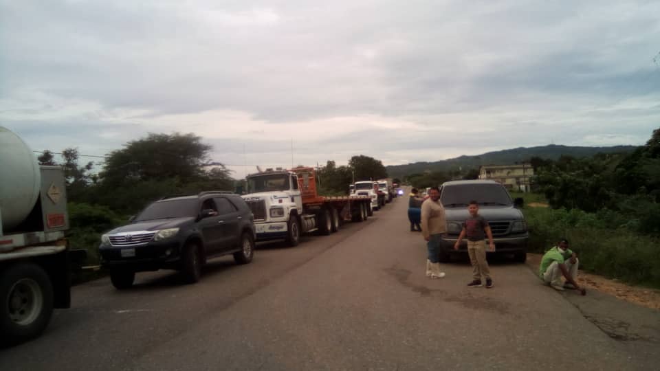 infocaquetio's tweet photo. Pasó en #Guamacho municipio Piritu #Falcón el #17Nov. Habitantes trancaron la carretera nacional Morón-Coro en protesta por la falta de gas doméstico desde hace cinco meses, situación que enfrentan muchos municipios. Gráficas enviadas a whatsapp de @infocaquetio 0414 6086755 https://t.co/3IS9GOpUwq
