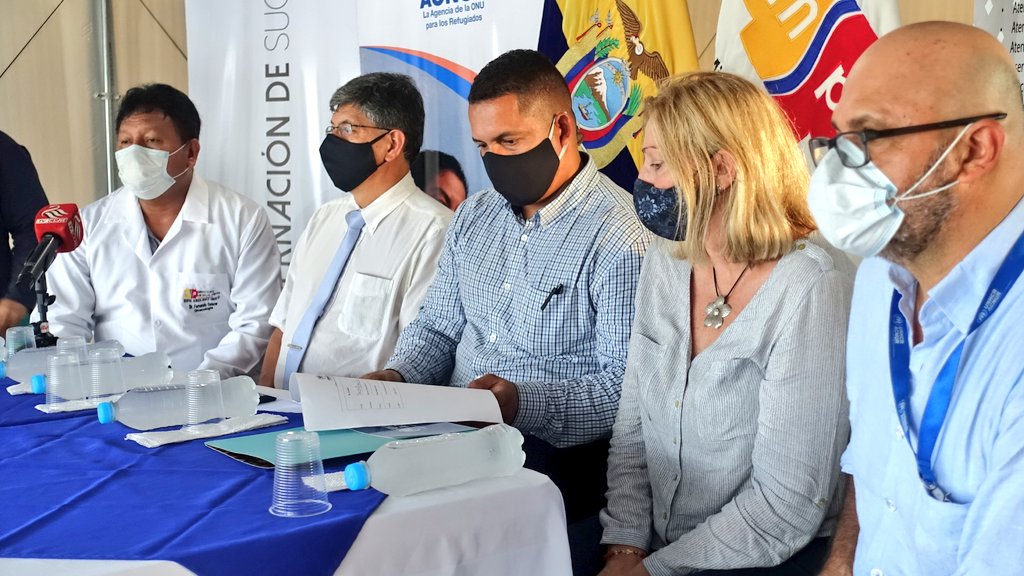 Gobersucumbios's tweet photo. @albaro_beltran @Gobersucumbios junto a @CancilleriaEc, @ACNUREcuador y #HMVI #LagoAgrio participan de la entrega de 4 carpas (HRU) de alojamiento, donadas por @ACNUR al Hospital provincial de #Sucumbíos. @Lenin @mariapaularomo https://t.co/c1mZ29dRqB