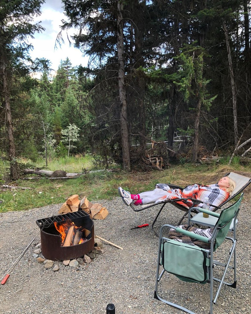 archivehickson's tweet photo. she’s the happiest when surrounded by nature 🍃☀️☁ https://t.co/Mlapr2KoPK