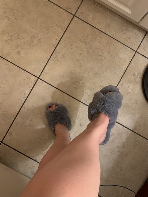Loving my new slippers https://t.co/Gn64M6g6hk