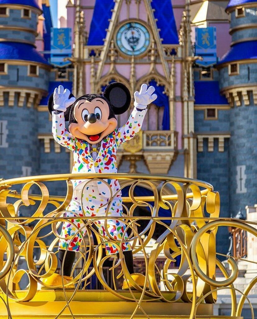 ZaddCrew's tweet photo. Photo: 📸 @erniewcarr 
. . . 
What is one of your favorite Mickey memories???
. . .
81 never looked so good and it was hard choosing a Mickey photo from this community because you’re all so talented.  And happy birthday to the main mouse!! I couldn’t … https://t.co/rI78dRcGAs https://t.co/mDnGjN6URo