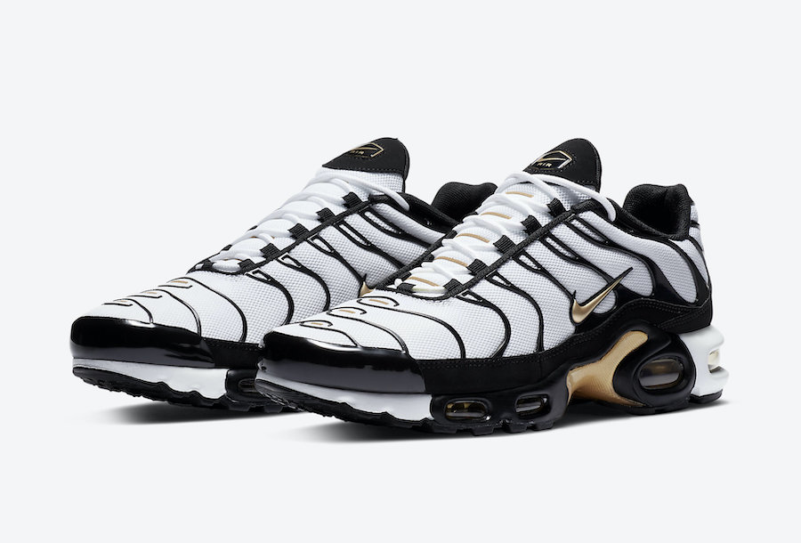 nike air max plus men's black and gold