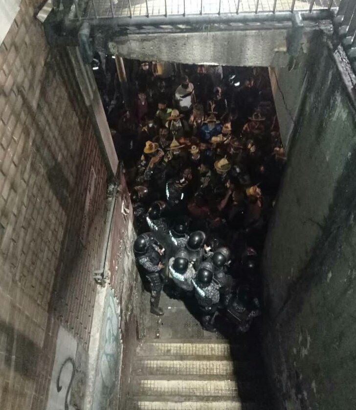Nos informan que aproximadamente  300 indígenas del pueblo Yukpa se encuentran en el Puente Llaguno, Caracas, luego de viajar del Zulia. Exigen a Nicolás Maduro que atienda sus demandas de salud, comida, educación y haya mejores condiciones en los pueblos indígenas.