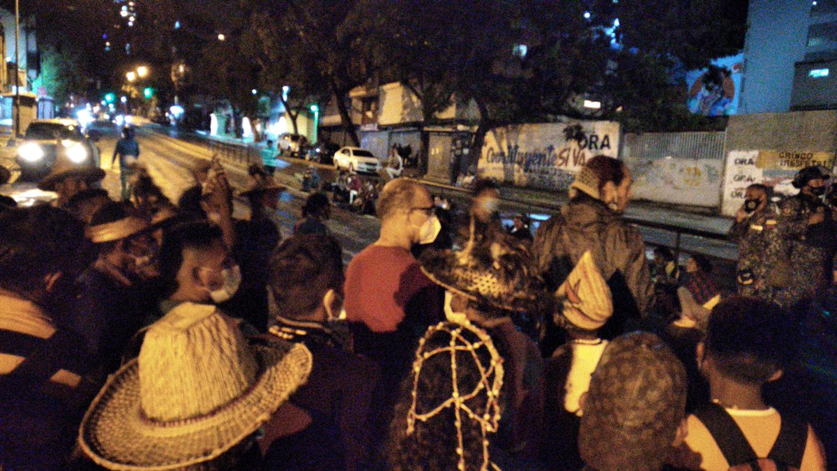 RobertLobo_'s tweet photo. #ATENCION  Me encontraba en puente Llaguno, apenas llegué un colectivo me amedrentó y pidió q borrara una foto (ésta). Otras personas se me acercaron preguntando si era de un medio "escuálido". 
La situación es la siguiente: los indígenas vienen de Macho q de Perijá (Zulia)... https://t.co/aMcQGLWp3K