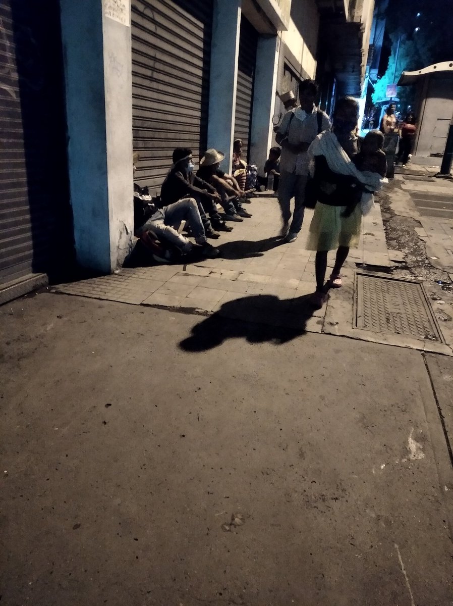 RobertLobo_'s tweet photo. #ATENCION  Me encontraba en puente Llaguno, apenas llegué un colectivo me amedrentó y pidió q borrara una foto (ésta). Otras personas se me acercaron preguntando si era de un medio "escuálido". 
La situación es la siguiente: los indígenas vienen de Macho q de Perijá (Zulia)... https://t.co/aMcQGLWp3K