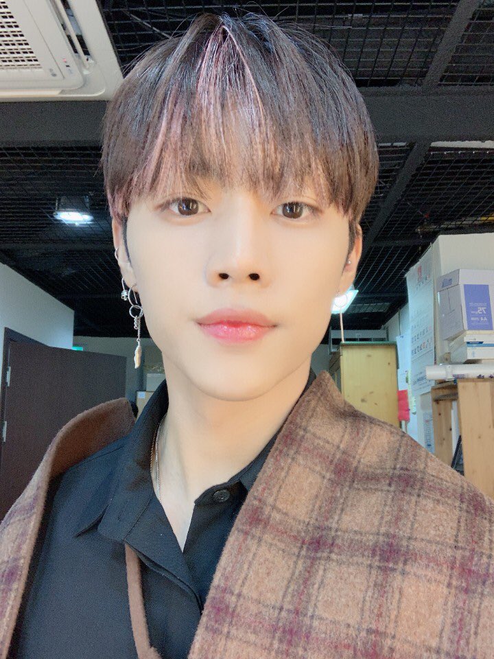 newboyztwt's tweet photo. 𓂃 . 💨 𓄹 𝐛.est 𝕨𝕖 !  𝄞 ___,,  𝗡𝗕𝗭 ╱ ⁺ 뉴보이즈  ᝰ  新offıcıāl ぃ up:datǝ  ✰.  𝟤𝟢𝟣𝟣18.  ✦%  ( ﹫_🦗'  ›  #_WILL * )

Ya vino el más lindo a desearles una bonita noche a New B porque son lo mejores. Espero que se abriguen bien y tomen su técito antes de mimir. 😴 https://t.co/92pK4FqbGa