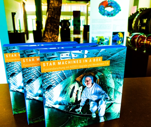 PlasmaphysikIPP's tweet photo. +++ Fit in Plasmaphysik und Fusionsforschung? Mitmachen und gewinnen! +++ Wir verlosen anlässlich des Online-Wissenschaftsfestivals #Science_days digital 100 Original-ASDEX Upgrade- und Wendelstein 7-X-VR-Brillen für Dein Smartphone! https://t.co/6Pew9JLhtc (js) Foto: IPP/js https://t.co/D4Bejtjoh8