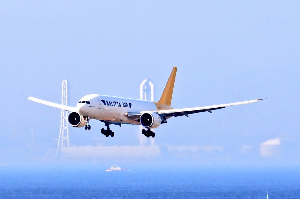 中部国際空港セントレア こんにちは セントレアです 先ほど香港からカリッタエアが飛来しました ロサンゼルスまでのフライト途中の立ち寄りでした カリッタエアのボーイング777fはセントレア初飛来かもしれないですね T Co D90omjc0aa