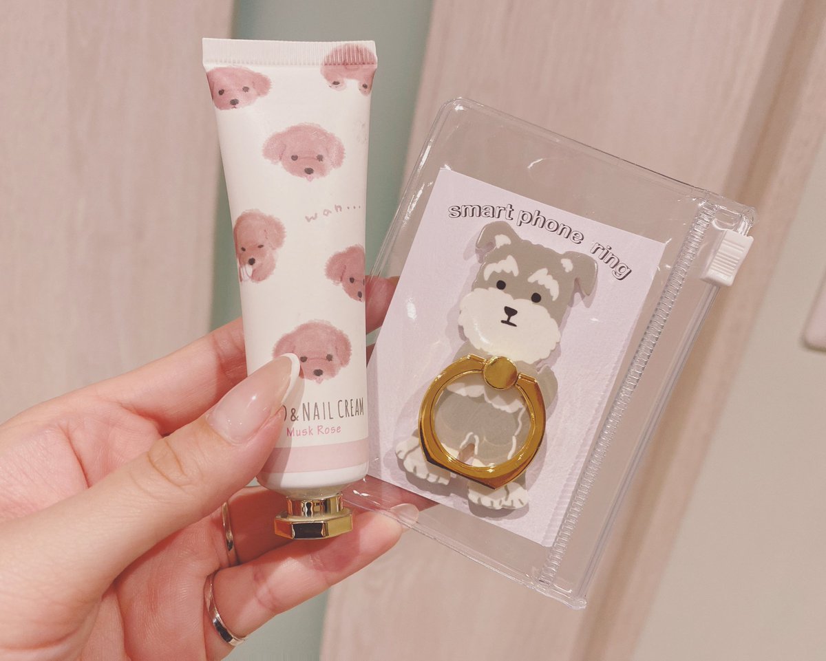 たんちゃん あむめい 最近よくふたりでいるね 雑貨屋さんで見つけて 即買いしちゃった トイプーのハンドクリームと シュナのスマホリング 犬好きさんと繋がりたい 保護犬 元保護犬 トイプードル シュナウザー