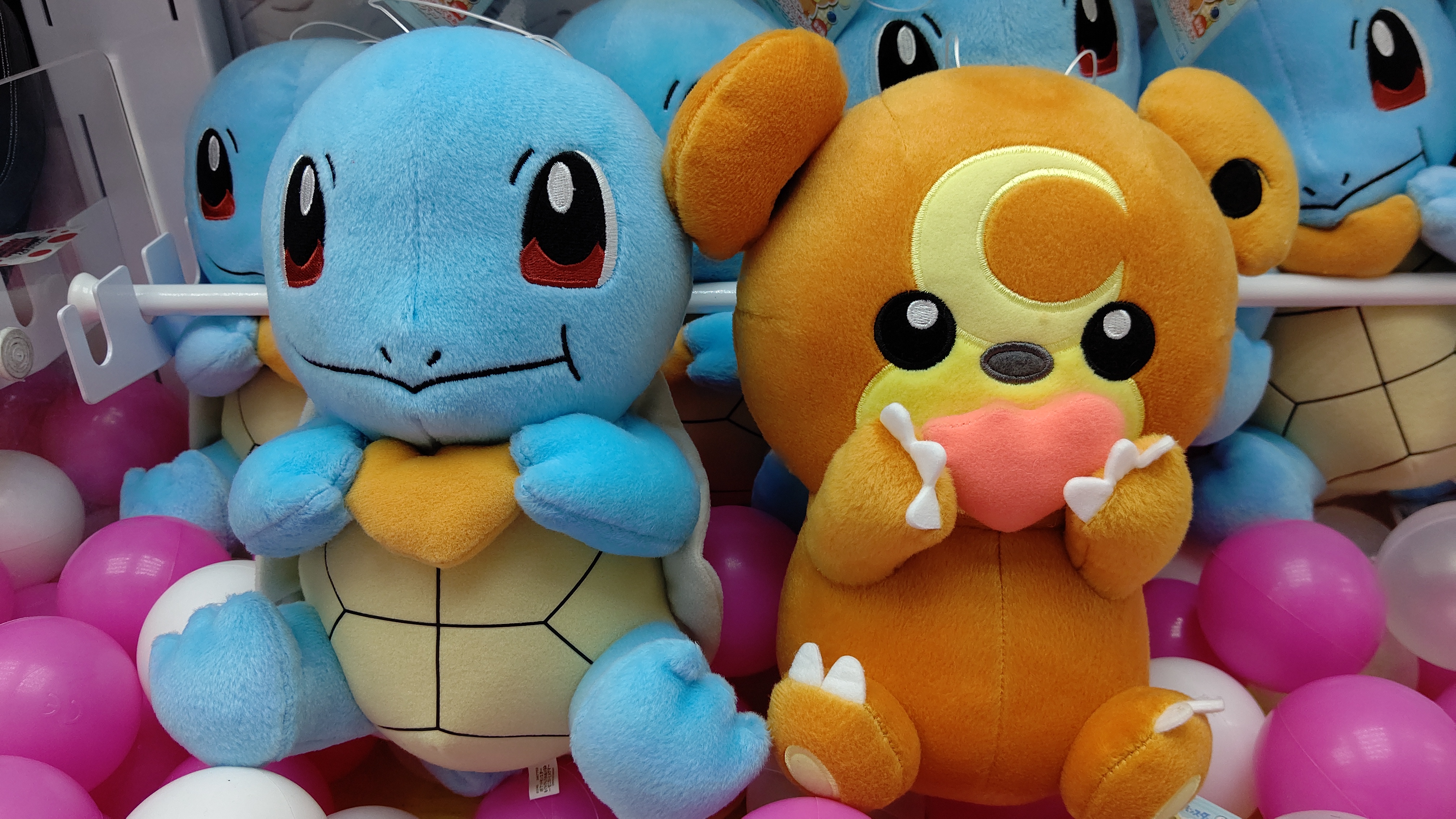 アミューズメント マンガ倉庫鹿児島店 1階アミューズメントコーナーに ポケットモンスター もぐもぐタイム でっかいぬいぐるみ ゼニガメ ヒメグマ 投入中 きのみを頬張るゼニガメとヒメグマのかわいいぬいぐるみ きのみといえば回復量が多い