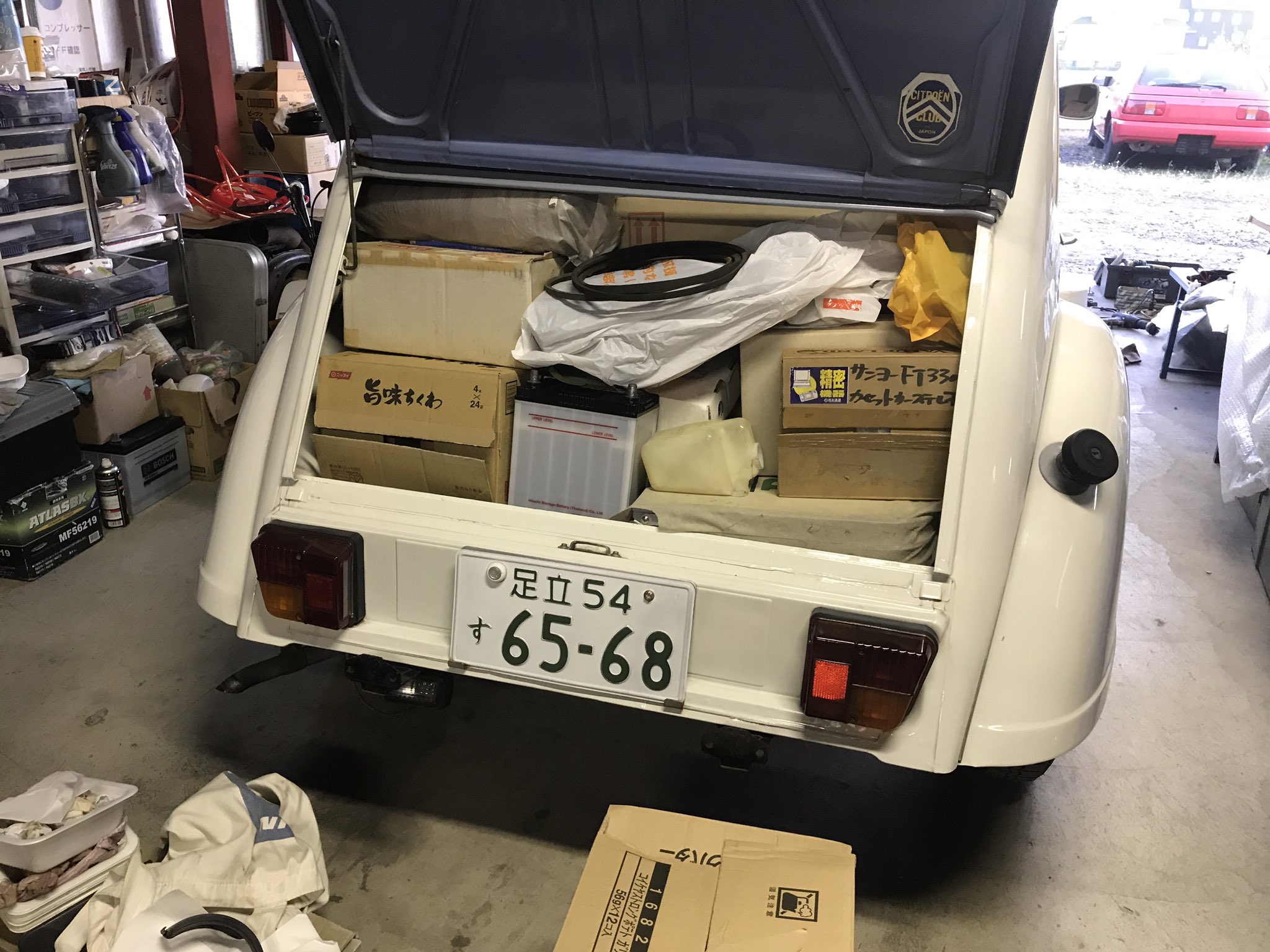 ハッチャキ カリン Dewey Delta アツギスマイルカフェミーティングのフリマ用に積んだ荷物でいっぱいの車内 2cv用の他にも色々とガラクタが満載ですwww ハッチャキ カリン Dewey Delta アツギスマイルカフェミーティングのフリマ用に積んだ荷物でいっぱいの車内 2cv用の他にも色々とガラクタが満載ですwww