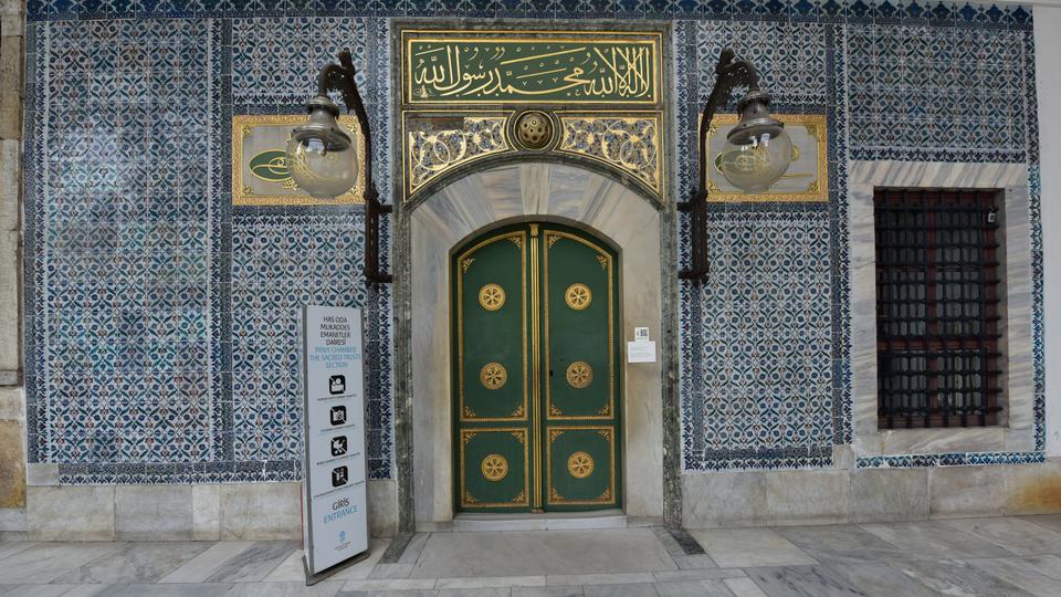 Fakhrī Pāshā intended to return these manuscripts & books to Medina after the end of the war. He made a public oath regarding that. Still, this Quran manuscript and other artifacts are now part of the Sacred Relics Room at Topkapı Palace (i.e. Medina Library).