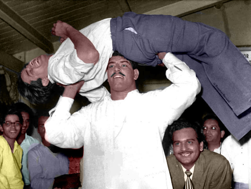 BombayBasanti's tweet photo. Tributes to wrestler, actor, politician & most beloved 'Hanumanji', "Rustom-E-Hind" Dara Singh ji on birth anniversary 🙏
#DaraSingh ji having fun weight lifting #RajKapoor
#BollywoodFlashback #Hanuman #Ramayan #RustomEHind #Wrestler
@RealVinduSingh https://t.co/VrkwcRN2R8
