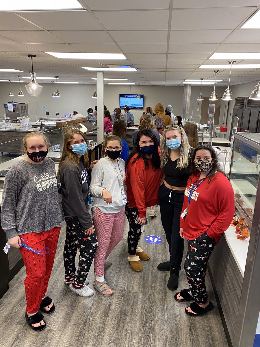 CoLinResLife's tweet photo. Big turnout for Late-Night Breakfast!  Thanks to cafeteria for providing this to our residence hall students before finals! @CopiahLincolnCC @CoLinRecruiter https://t.co/csXU3mtj3T