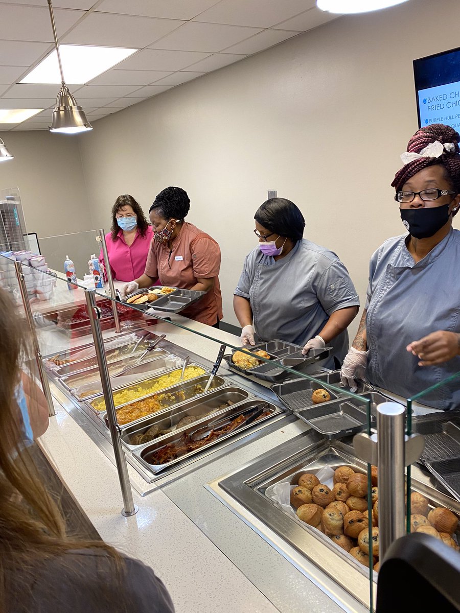 CoLinResLife's tweet photo. Big turnout for Late-Night Breakfast!  Thanks to cafeteria for providing this to our residence hall students before finals! @CopiahLincolnCC @CoLinRecruiter https://t.co/csXU3mtj3T