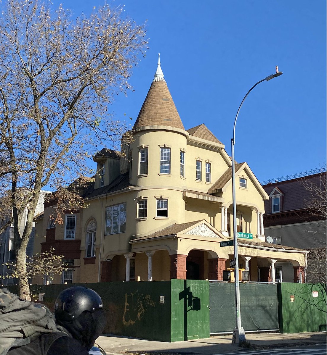 BushwickDaily's tweet image. On the corner of Grove Street and Bushwick Avenue sits an eclectic standout yellow mansion.

The department of buildings work permit states clearly in a description of work stating, “FULL DEMOLITION”

bushwickdaily.com/bushwick/categ…