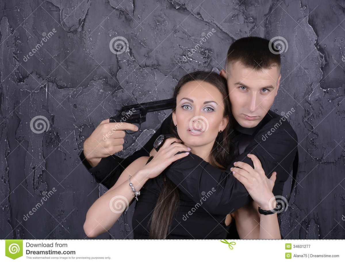 молодой человек угрожает. грозит кулаком. молодой человек угрожает. девушка угрожает парню пистолетом. парень угрожает пистолетом.