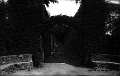 No, no es la entrada al Palacio de Kensington, por aquello que está de moda The Crown... Son los Viveros de Coyoacán hacia 1920.