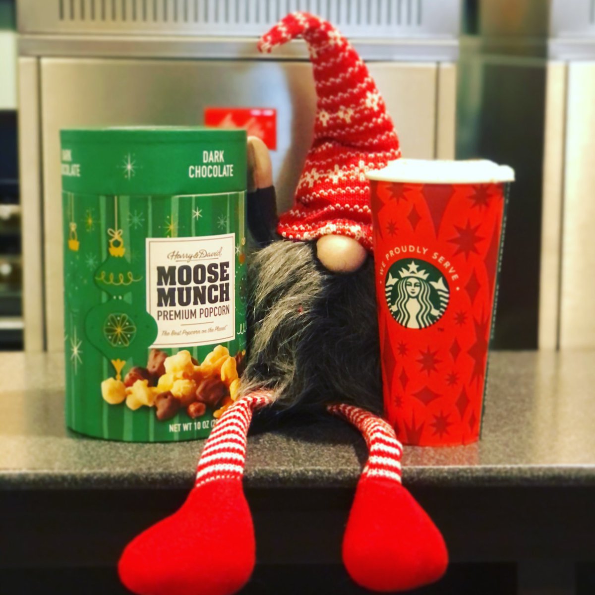 BNIrvineSpectrm's tweet image. ❤️💚❤️Eggnog and moose munch is our little gnomes favorite! And remember Barnes and Noble members save 10% on every purchase including our café! #142bn #irvinespectrum #thursday #cafe #bnyabookclub #cheesecake #factory #chocolate #rockthesample #membership #discounts