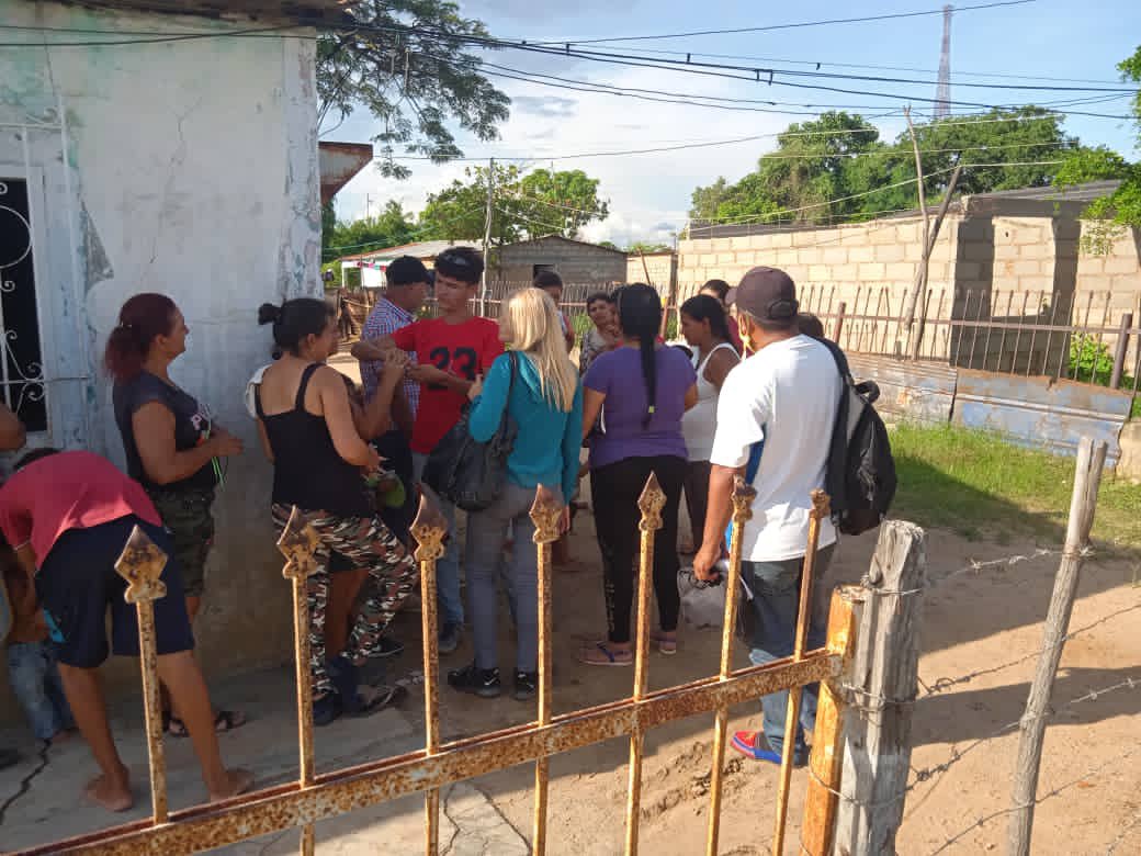 juanbarretoc's tweet photo. #29Nov Urbanización la Cañada, zulia. Nadie se atreve a entrar, sólo Simón Hernändez y nosotros, llevando esperanza, escuchando al pueblo y proponiendo una ruta. #SavemosAVenezuela #VotaEnLaDelMapaDeVzla https://t.co/siVHwkkYWL