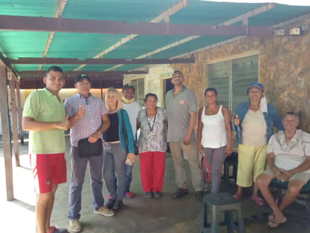 juanbarretoc's tweet photo. #29Nov Urbanización la Cañada, zulia. Nadie se atreve a entrar, sólo Simón Hernändez y nosotros, llevando esperanza, escuchando al pueblo y proponiendo una ruta. #SavemosAVenezuela #VotaEnLaDelMapaDeVzla https://t.co/siVHwkkYWL