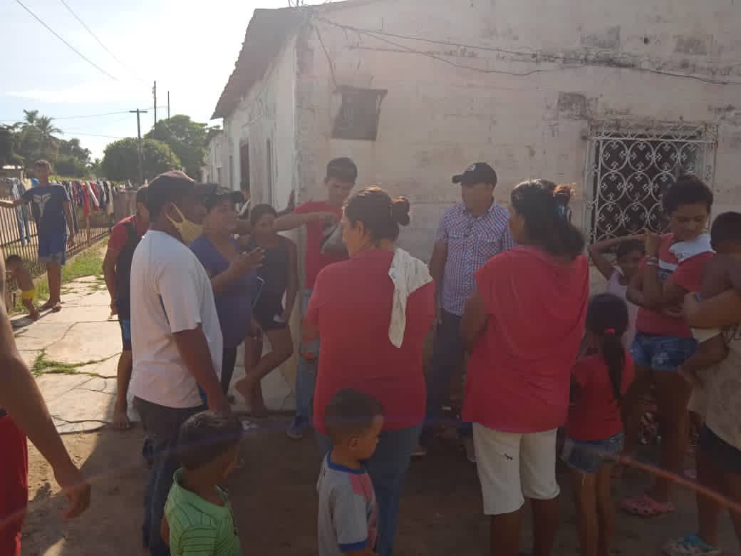 juanbarretoc's tweet photo. #29Nov Urbanización la Cañada, zulia. Nadie se atreve a entrar, sólo Simón Hernändez y nosotros, llevando esperanza, escuchando al pueblo y proponiendo una ruta. #SavemosAVenezuela #VotaEnLaDelMapaDeVzla https://t.co/siVHwkkYWL