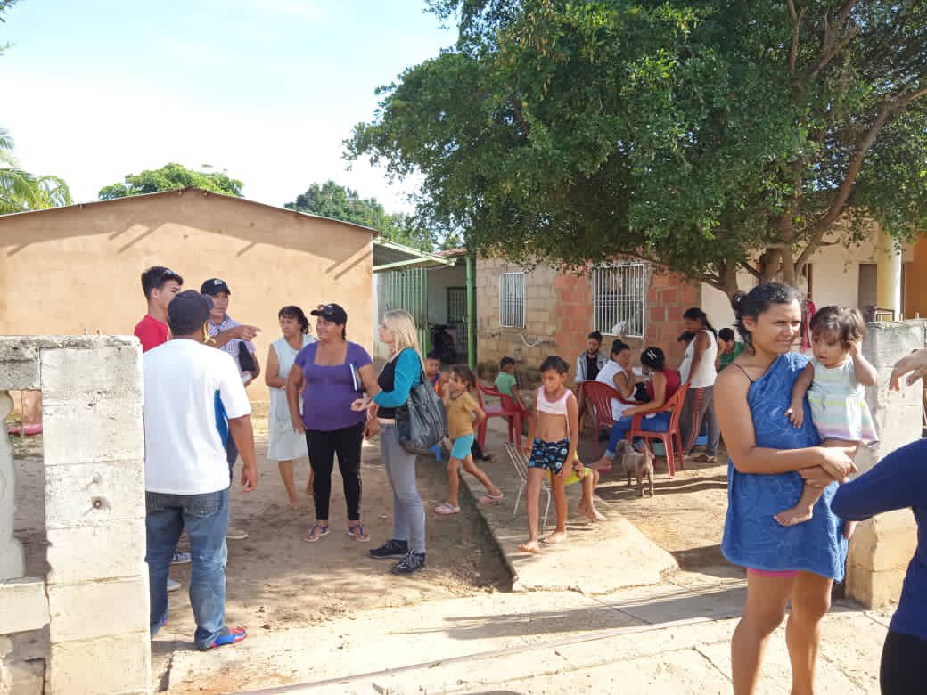 juanbarretoc's tweet photo. #29Nov Urbanización la Cañada, zulia. Nadie se atreve a entrar, sólo Simón Hernändez y nosotros, llevando esperanza, escuchando al pueblo y proponiendo una ruta. #SavemosAVenezuela #VotaEnLaDelMapaDeVzla https://t.co/siVHwkkYWL