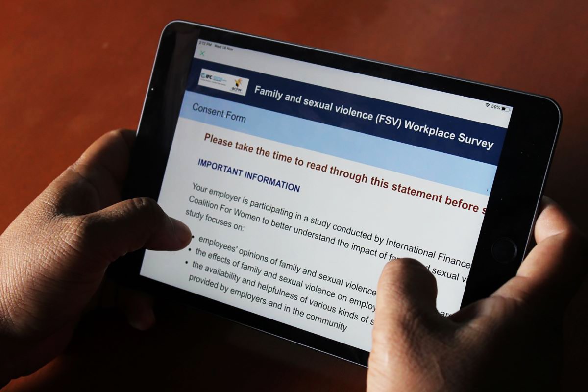 IFC_EAP's tweet photo. Pioneering research in #PNG by @IFC_org and @PNG_BCFW will for the first time measure the costs, and crucially, also the benefits to businesses of workplace responses to gender-based violence. https://t.co/E42skzmDnw https://t.co/cvMF8JXUyR