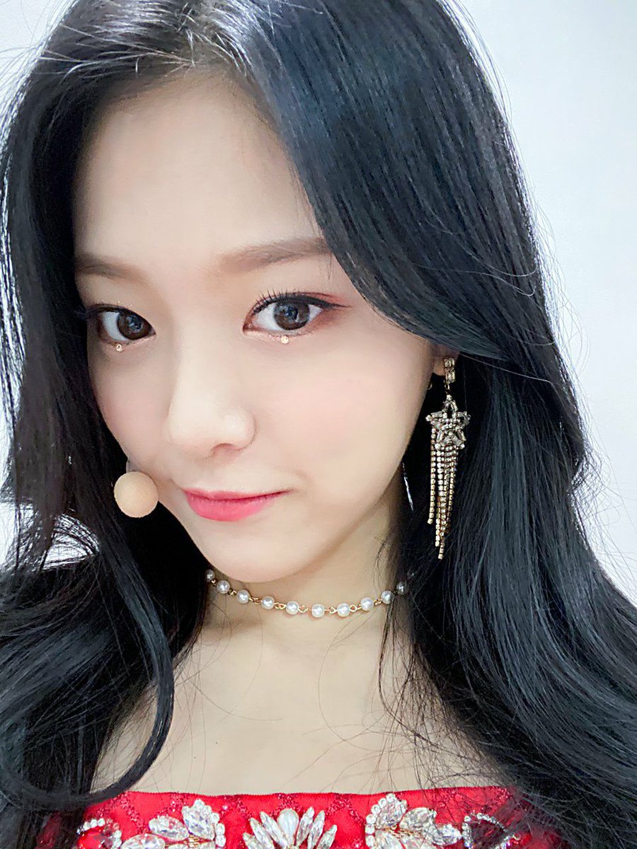LOONARPBR's tweet photo. Olá, orbits!! depois de uma semana aqui estou eu, como vocês estão? eu estou extremamente feliz, inclusive meu aniversário foi essa semana, queria agradecer por cada mensagem e também para as loona que tornaram o dia especial. mas temos trabalho e sexta iremos apresentar!! ++ https://t.co/xsCsOC4QRN