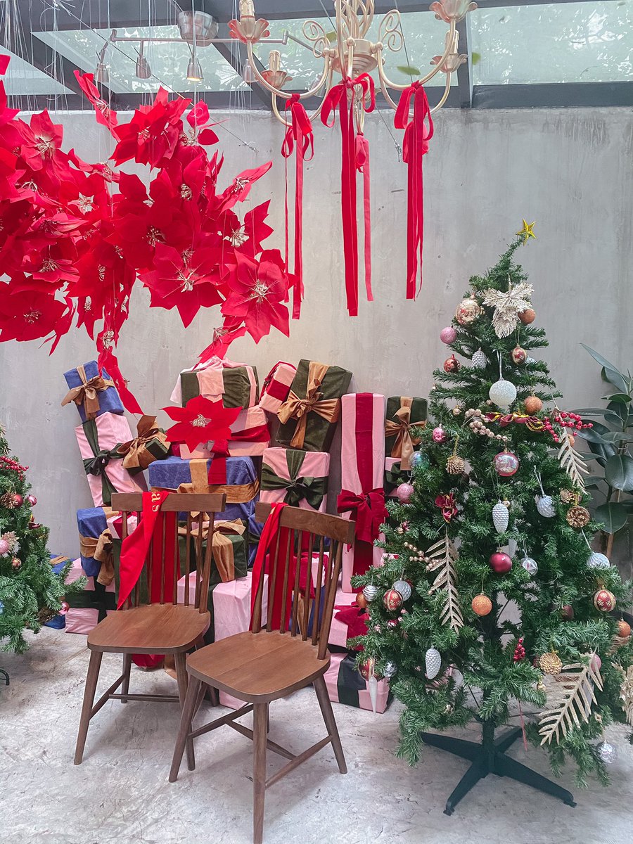 1615p's tweet photo. Unbirthday Cafe 
คาเฟ่น่ารักในพร้อมพงษ์ ตกแต่งธีมคริสมาสต์แล้วน่ารักมากกกก 🎄🎁💝 มุมถ่ายรูปเยอะ แถมมีเมนูคริสมาสต์อีก ทั้งเค้กทั้งเครื่องดื่ม 
#รีวิวคาเฟ่ @ReviewCafe_TH #อร่อยบอกต่อ @aroii https://t.co/6zdLK0hOB0