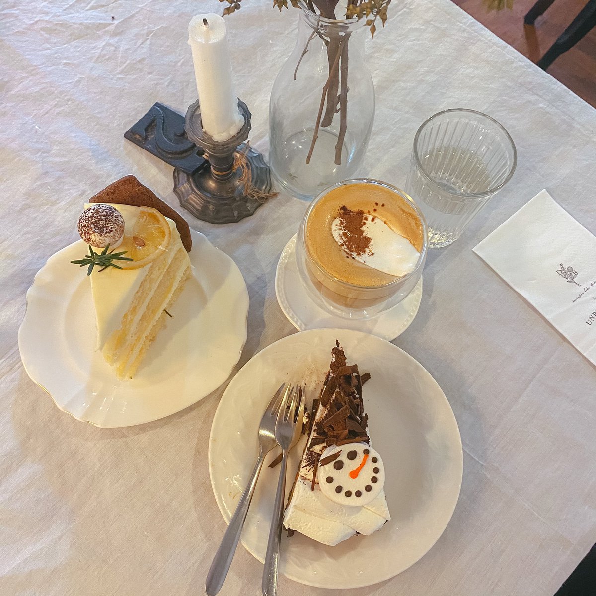 1615p's tweet photo. Unbirthday Cafe 
คาเฟ่น่ารักในพร้อมพงษ์ ตกแต่งธีมคริสมาสต์แล้วน่ารักมากกกก 🎄🎁💝 มุมถ่ายรูปเยอะ แถมมีเมนูคริสมาสต์อีก ทั้งเค้กทั้งเครื่องดื่ม 
#รีวิวคาเฟ่ @ReviewCafe_TH #อร่อยบอกต่อ @aroii https://t.co/6zdLK0hOB0