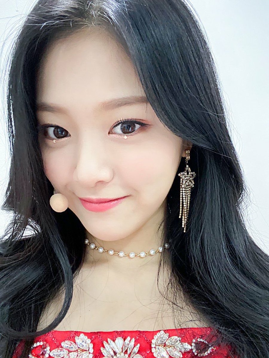 LOONARPBR's tweet photo. Olá, orbits!! depois de uma semana aqui estou eu, como vocês estão? eu estou extremamente feliz, inclusive meu aniversário foi essa semana, queria agradecer por cada mensagem e também para as loona que tornaram o dia especial. mas temos trabalho e sexta iremos apresentar!! ++ https://t.co/xsCsOC4QRN