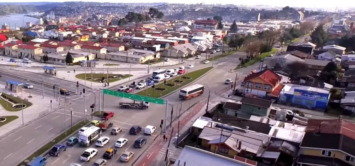 NotisurCL's tweet photo. 🔴 Sería la primera autopista urbana con TAG fuera de Santiago.
🔴 Conflictos de interés del ex subsecretario @mop_chile, Sergio Galilea, en Proyecto Concesión Vial Ruta Metropolitana (llamado a licitación para 2023) Puerto Montt, Alerce #PuertoVaras
▶ https://t.co/WHAnpNehT9 https://t.co/oMCwnjwcIX