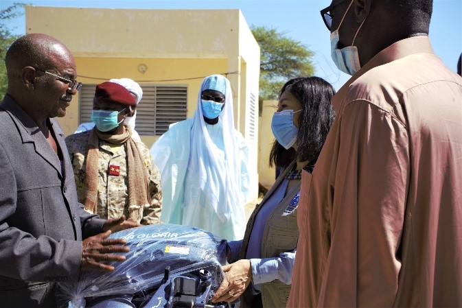 #Visite_au_Lac
La RR a.i. du <a href="/PNUD_Tchad/">PNUD TCHAD</a> <a href="/Simrique/">Lisa Simrique Singh</a>  a remis en présence du Gouverneur du Lac, des tentes d’abri, des matériels de sécurité et 6 pirogues aux comités de prévention de conflit et de #stabilisation pour le renforcement de la #sécurité dans les localités cibles. #FNS