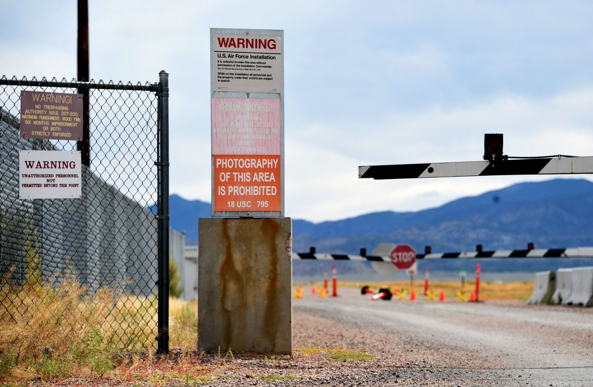 Marchfoward's tweet photo. 10 PROJEK RAHSIA AREA 51 YANG KINI DINYAHSULITKAN

Area 51 merupakan antara pangkalan tentera paling misteri dan penuh dgn konspirasi di US atau kemungkinan di dunia. Ia dipercayai byk menjalankan projek rahsia utk Tentera US. Ini ialah bebenang mengenai 10 projek yg dinyahsulit https://t.co/AI9B9IsXDw